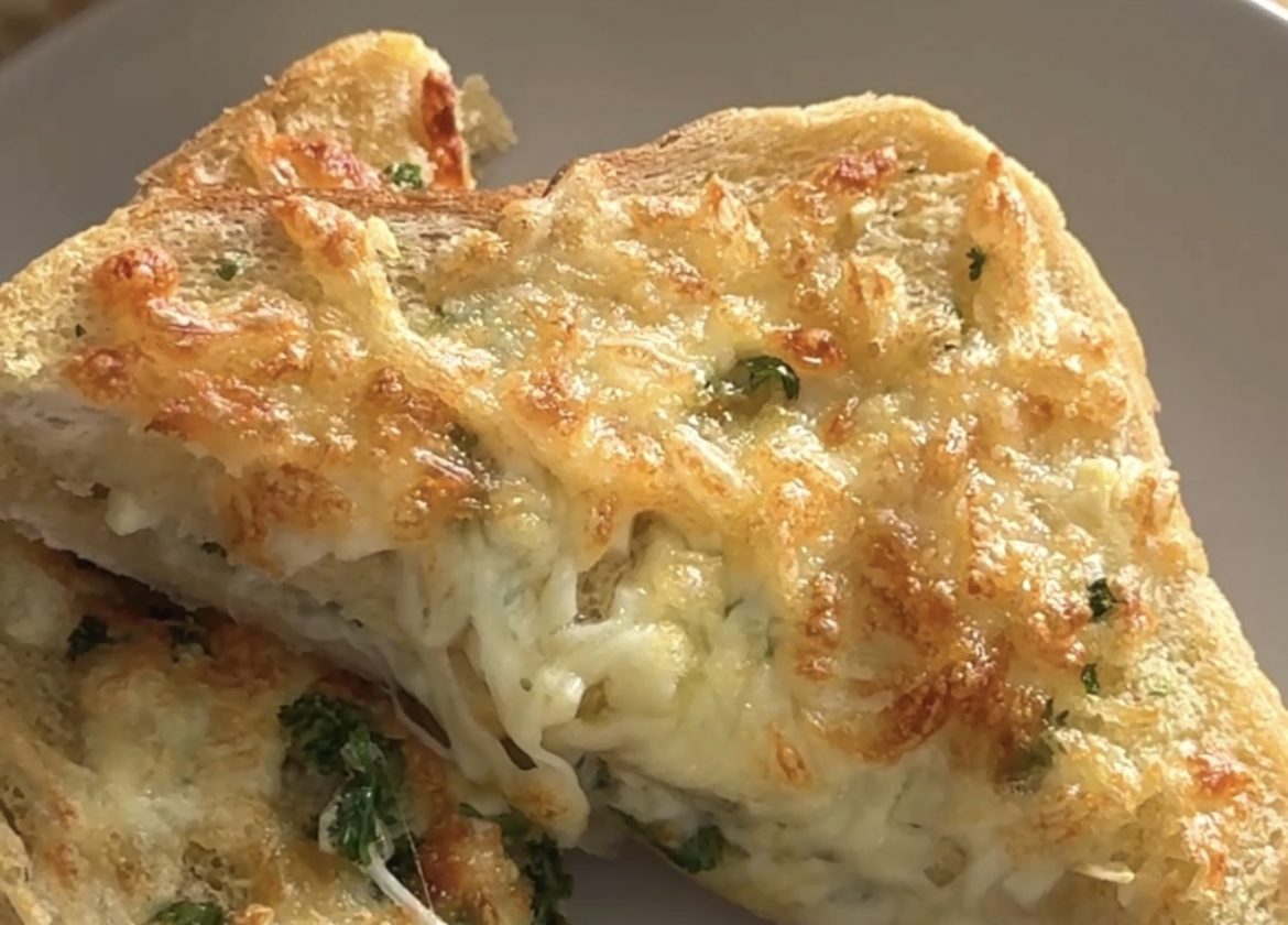5-Minuten Airfryer Knoblauchbrot (mit selbstgemachter Knoblauchbutter)