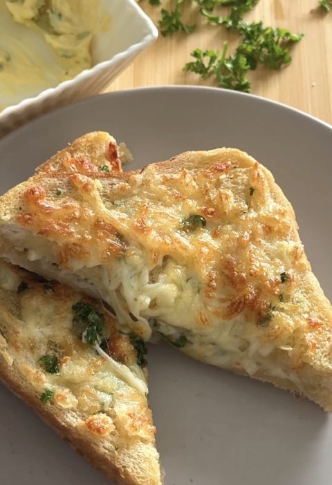 5-Minuten Airfryer Knoblauchbrot (mit selbstgemachter Knoblauchbutter)