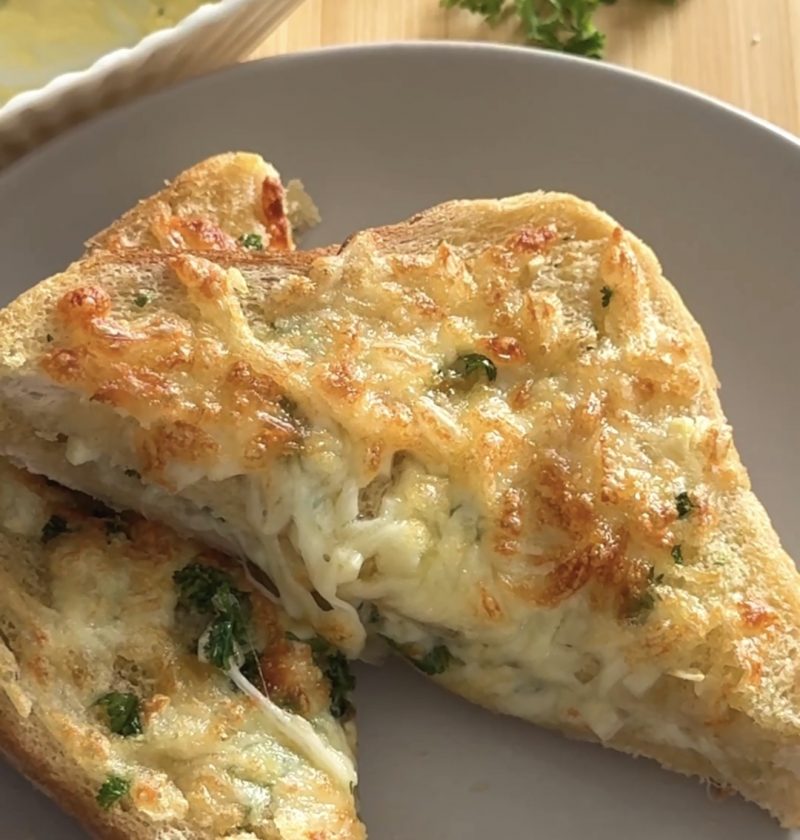 5-Minuten Airfryer Knoblauchbrot (mit selbstgemachter Knoblauchbutter)