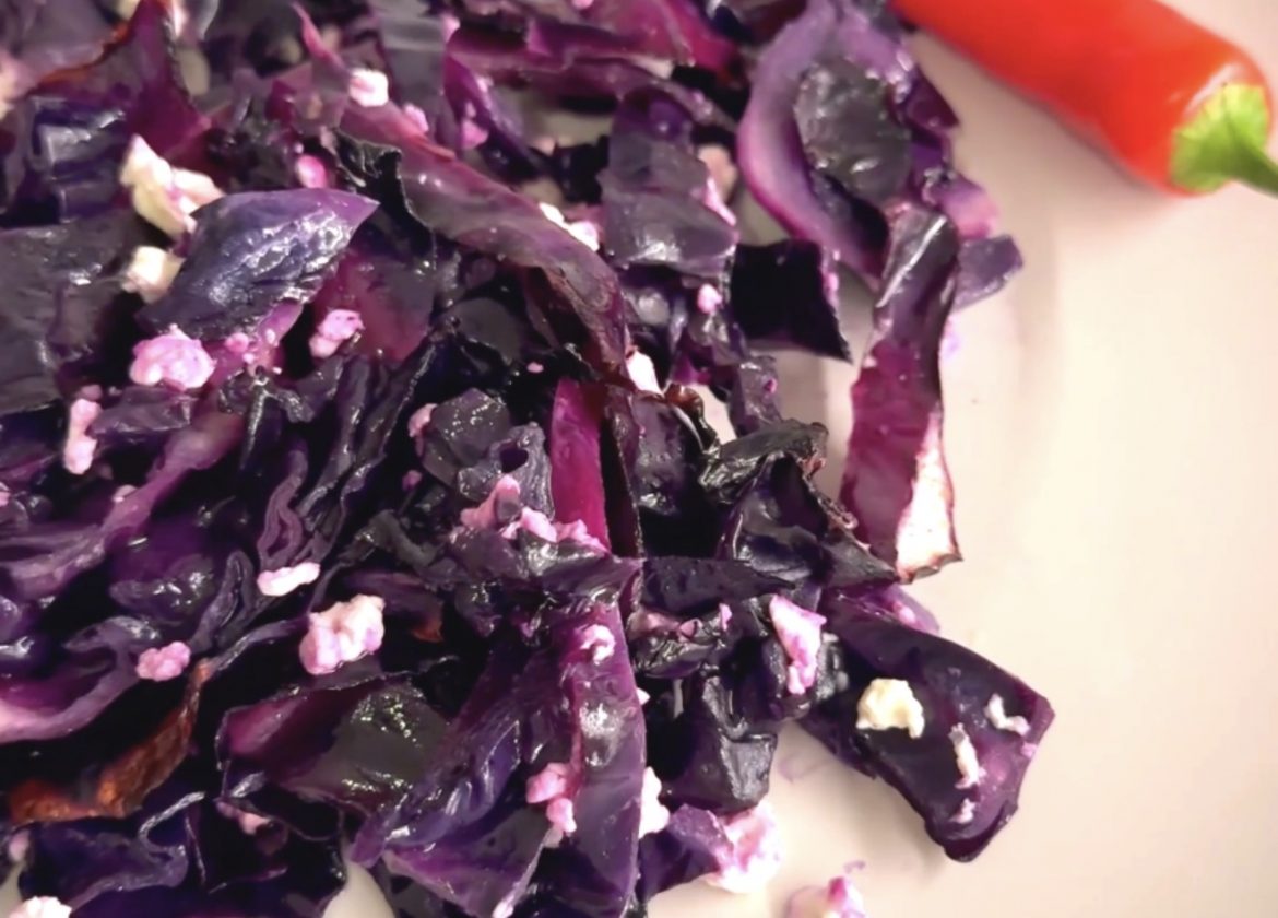 5-Minuten-Rotkohl mit Feta aus dem Ofen (Schnelles Low-Carb Abendessen)