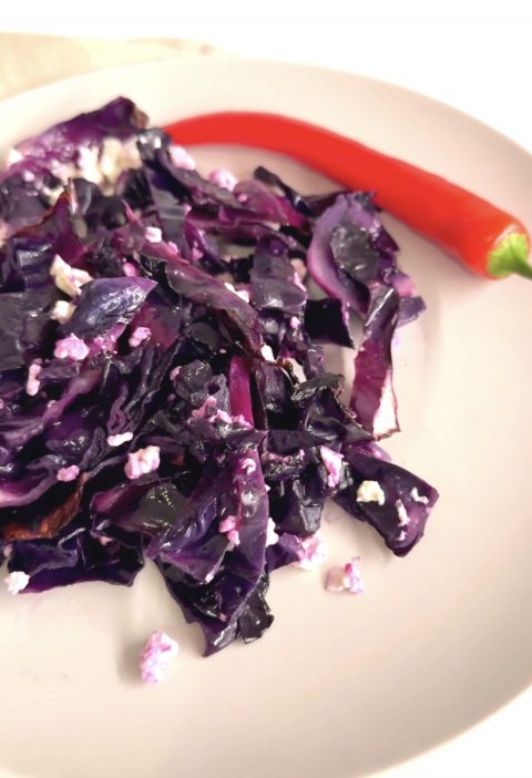 5-Minuten-Rotkohl mit Feta aus dem Ofen (Schnelles Low-Carb Abendessen)