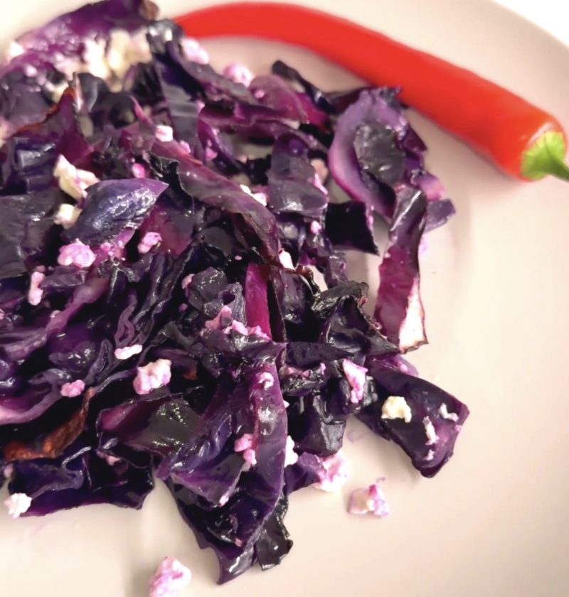5-Minuten-Rotkohl mit Feta aus dem Ofen (Schnelles Low-Carb Abendessen)