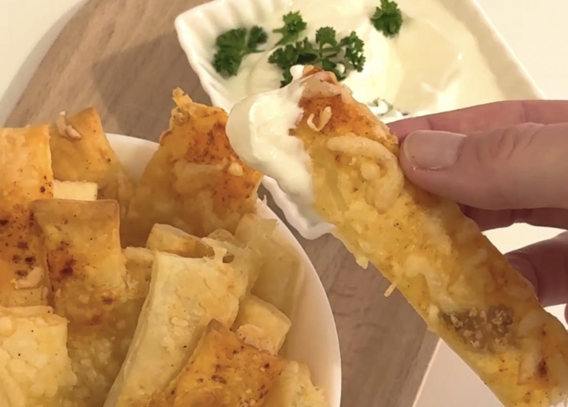 Knusprige Käse-Wrap-Sticks aus dem Ofen (Schneller Snack mit Dip)