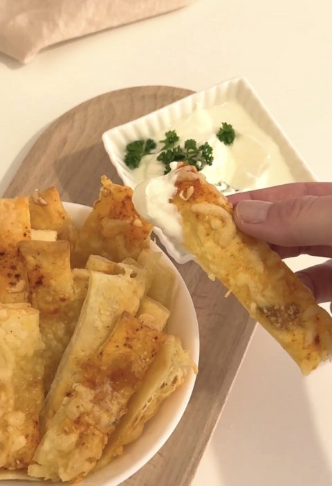 Knusprige Käse-Wrap-Sticks aus dem Ofen (Schneller Snack mit Dip)
