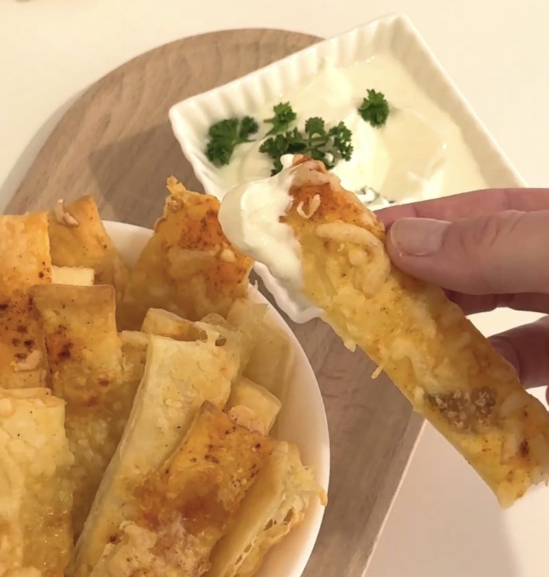 Knusprige Käse-Wrap-Sticks aus dem Ofen (Schneller Snack mit Dip)