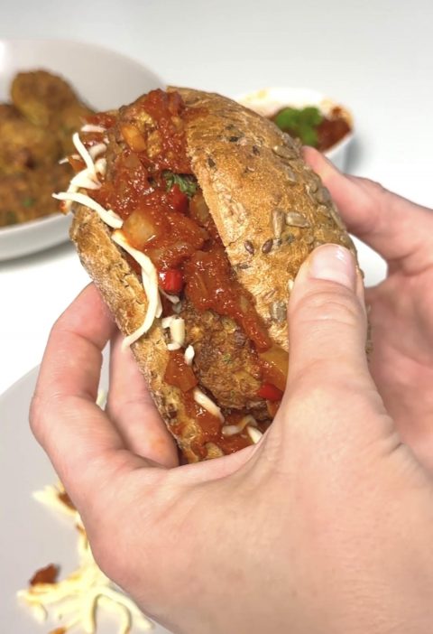 Vegetarisches Meatball-Sandwich (perfekte Resteverwertung mit Marinara)