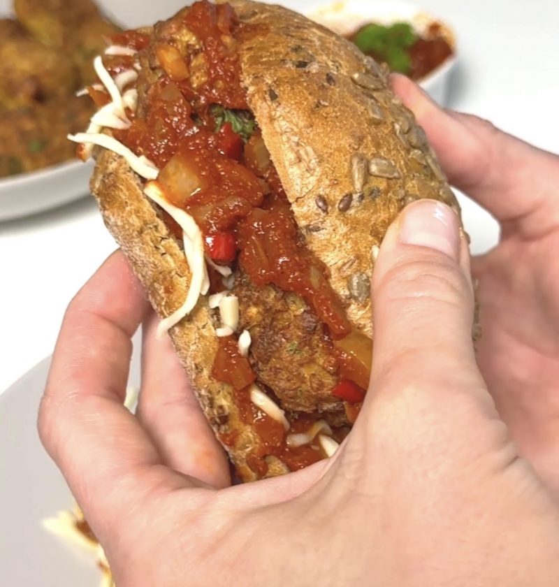 Vegetarisches Meatball-Sandwich (perfekte Resteverwertung mit Marinara)