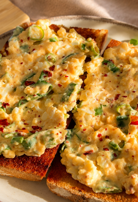 Cremiger Chili-Ei-Toast – Einfaches Frühstück mit griechischem Joghurt