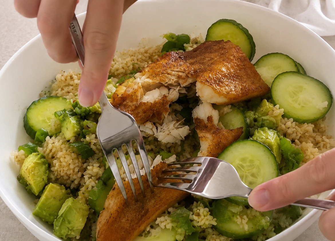 Knuspriger Reissalat mit Airfryer-Lachs