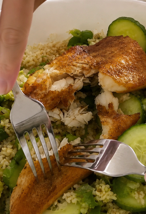 Knuspriger Reissalat mit Airfryer-Lachs